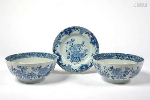 Lot de trois porcelaines bleues et blanches de Chine à décor...