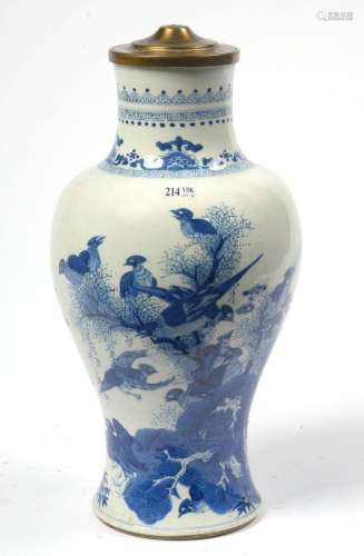 Grand vase pansu en porcelaine bleue et blanche de Chine à d...