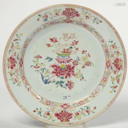 Grand plat en porcelaine polychrome de Chine dite "Fami...