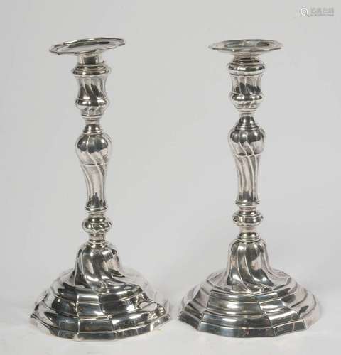 Fausse paire de flambeaux torses Louis XV en argent aux poin...