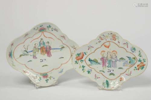 Fausse paire de raviers chantournés sur haut pied en porcela...