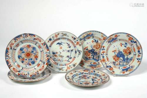 Lot de six assiettes dont deux paires en porcelaine polychro...