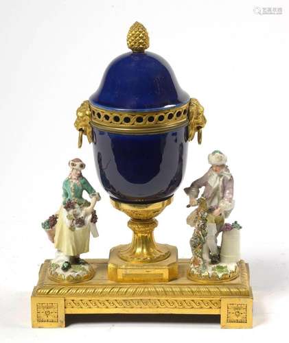 Un pot pourri Louis XVI en porcelaine bleue nuit reposant su...