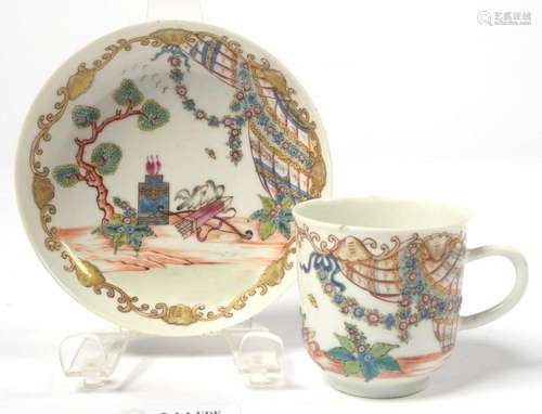 Tasse et sa sous-tasse en porcelaine polychrome de Compagnie...