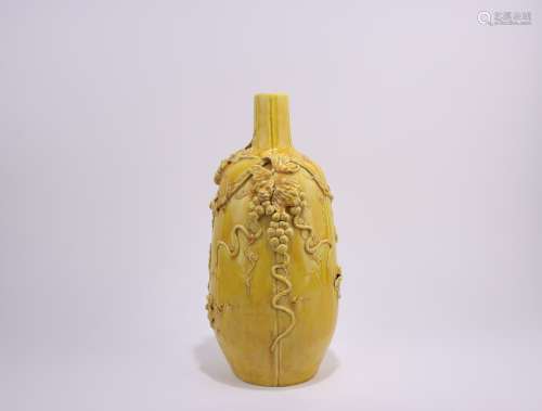 明黃釉堆塑瓜棱瓶