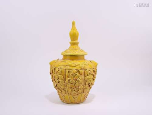 明黃釉堆塑塔罐