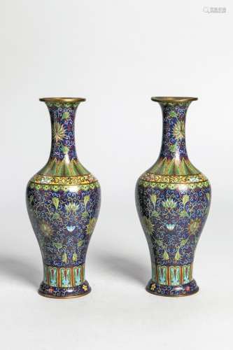 Paire de vases balustre en émaux cloisonnés polychromes