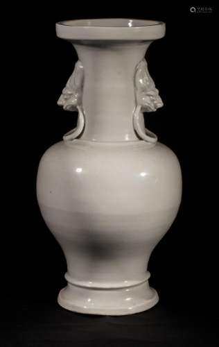 Vase balustre en porcelaine blanc de chine