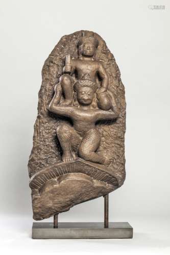 Haut relief de linteau de temple illustrant Vishnu chevaucha...