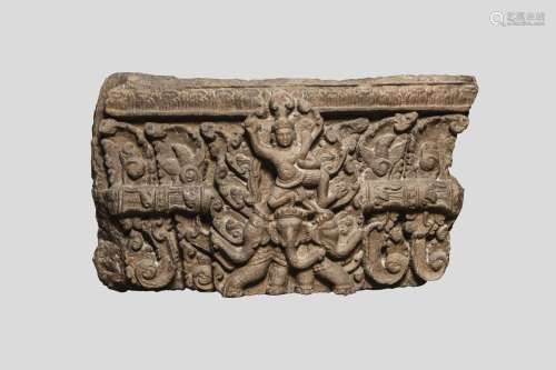 Linteau de temple illustré en haut relief d'un Vishnu