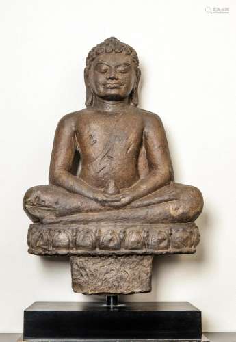 Bouddha assis en dhyanasana sur un socle