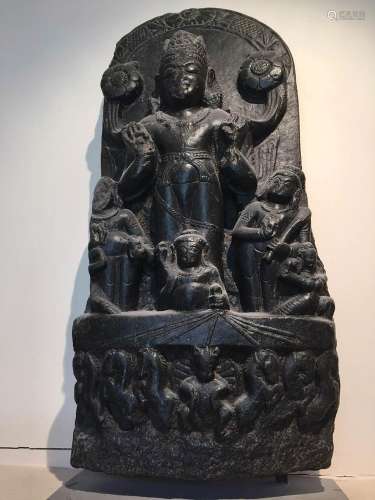 Stèle Surya illustrant le Dieu solaire