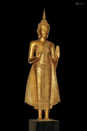 Buddha debout les deux mains en abaya mudra,