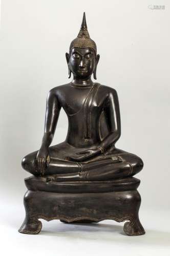 Buddha Maravijaya assis sur un haut socle tripode en virasan...