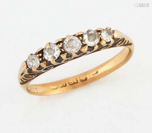 AN 18 CARAT GOLD DIAMOND RING, five graduated old-cut diamon...