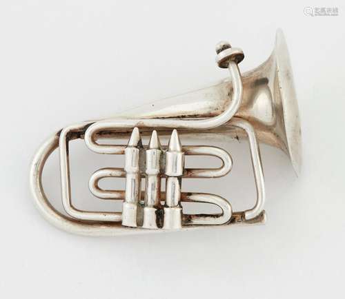 A NOVELTY HORN BROOCH. 5.8cm by 4cm