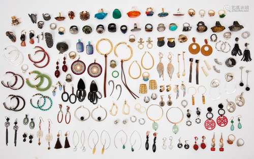 A LARGE QUANTITY OF GOOD QUALITY COSTUME JEWELLERY EARRINGS ...