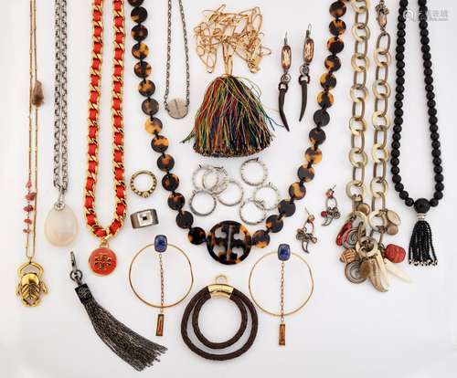 A SMALL QUANTITY OF DESIGNER COSTUME JEWELLERY; including DY...