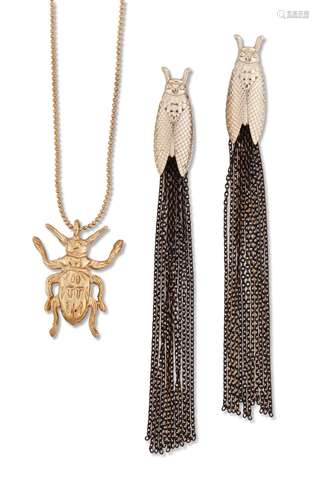 ALEXANDER MCQUEEN - A GILT BRASS BUG NECKLACE, the beetle pe...