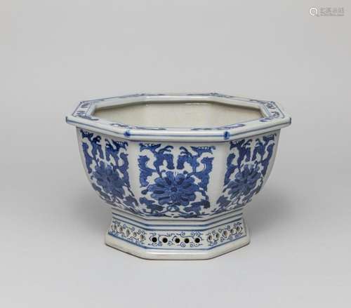 Large Chinese Blue & White Porcelain Pot