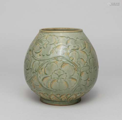 Large Chinese Yaochou Porcelain Lotus Pot