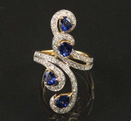 18K SAPPHIRE AND DIAMOND RING; 2 CTS SAPP./1 CTS DIA.