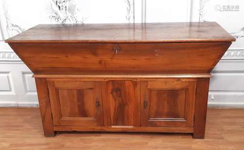 PROVINCIAL FRENCH PETRIN W/ EXPOSED DOVETAIL TOP