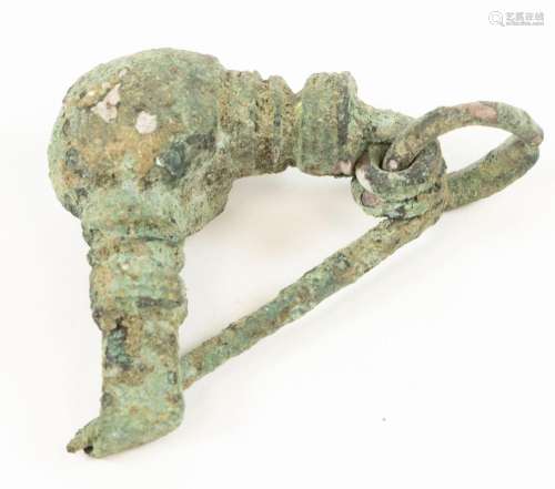 Archéologie et découvertes - Une fibule en bronze en forme d...