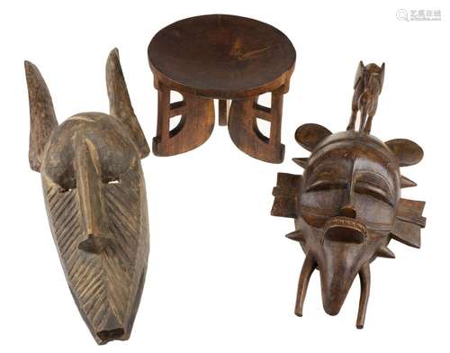 Ethnographie - Deux masques africains en bois, dont un avec ...