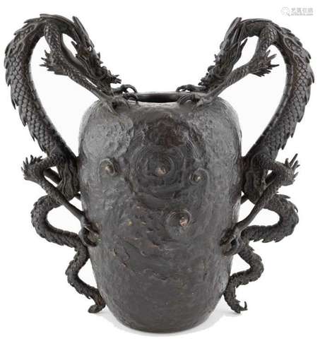 Art et objets d'Asie - Un vase japonais en bronze avec u...