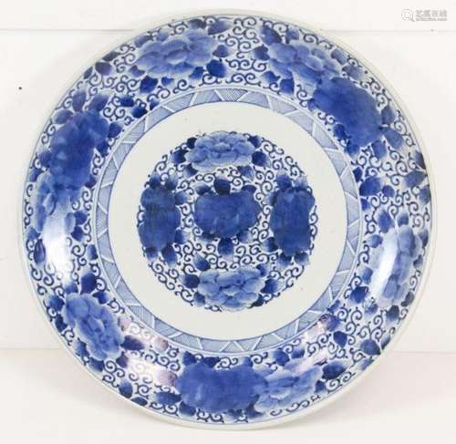 Art et objets d'Asie - Grand chargeur en porcelaine japo...