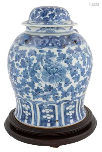 Art et objets d'Asie - Un vase lampe en porcelaine de Ch...