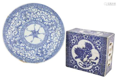 Art et objets d'Asie - Un coussin à opium en porcelaine ...