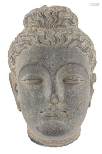Art et objets d'Asie - Une tête en pierre de style Gandh...