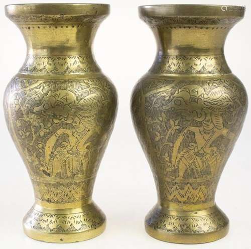Art et objets d'Asie - Paire de vases en laiton décorés ...