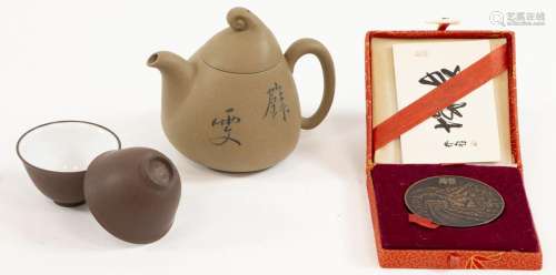 Art et objets d'Asie - Une théière Yixing avec une calli...