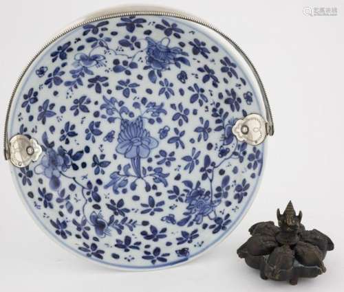 Art et objets d'Asie - Plat en porcelaine bleu et blanc ...