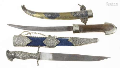 Art et objets d'Asie - Deux poignards orientaux avec fou...