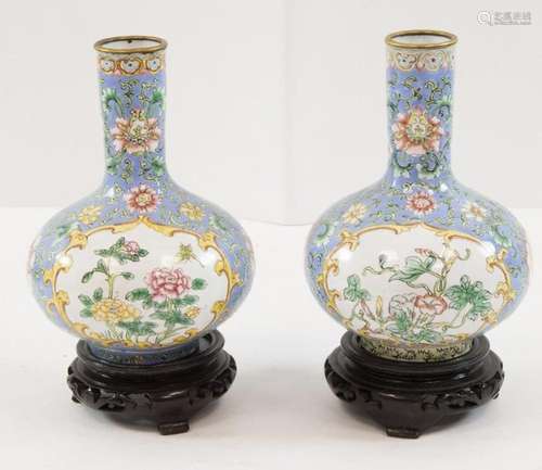 Art et objets d'Asie - Paire de vases émaillés à décor d...