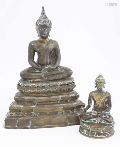 Art et objets d'Asie - Deux figures en bronze d'un B...