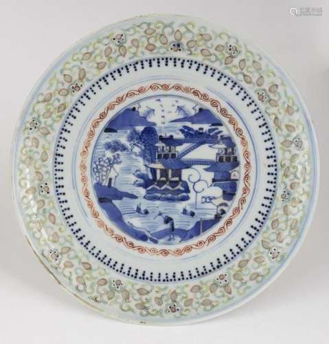 Art et objets d'Asie - Un plat en porcelaine chinoise fi...