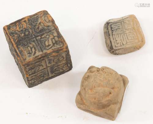 Art et objets d'Asie - Trois cachets chinois en terre cu...