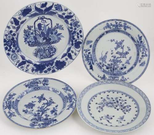 Art et objets d'Asie - Quatre assiettes en porcelaine de...