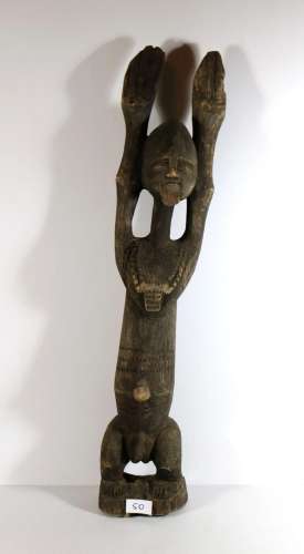 Afrique, Statue d'homme aux bras levés portant un grigri...