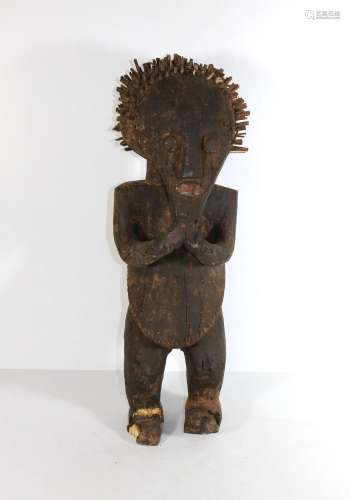 Afrique. Statue d'homme debout en bois sculpté avec deux...
