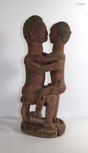Afrique, Groupe en bois sculpté avec rehauts de polychromie ...