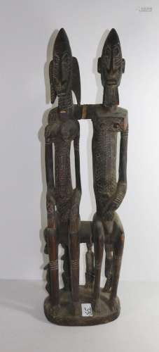 Afrique, Couple assis en bois sculpté sur un siège à cariati...