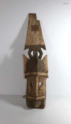Afrique, Masque de cérémonie en bois sculpté rehaussé de pol...