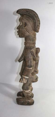 Afrique, Sculpture de femme portant son enfant dans le dos, ...