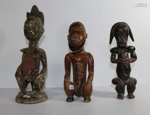 Afrique, Réunion de trois statuettes en bois. H : 24 à 31 cm